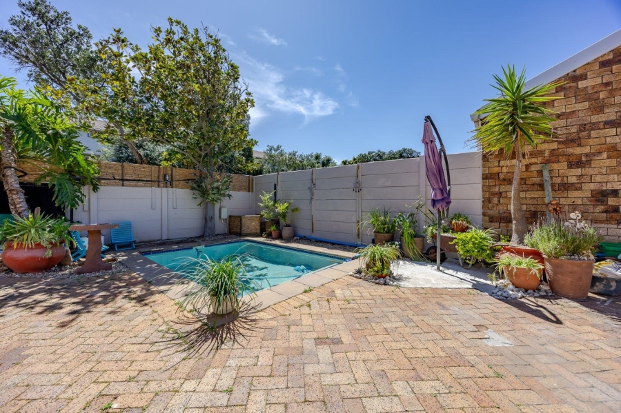 4 Bedroom Property for Sale in Kirstenhof Western Cape